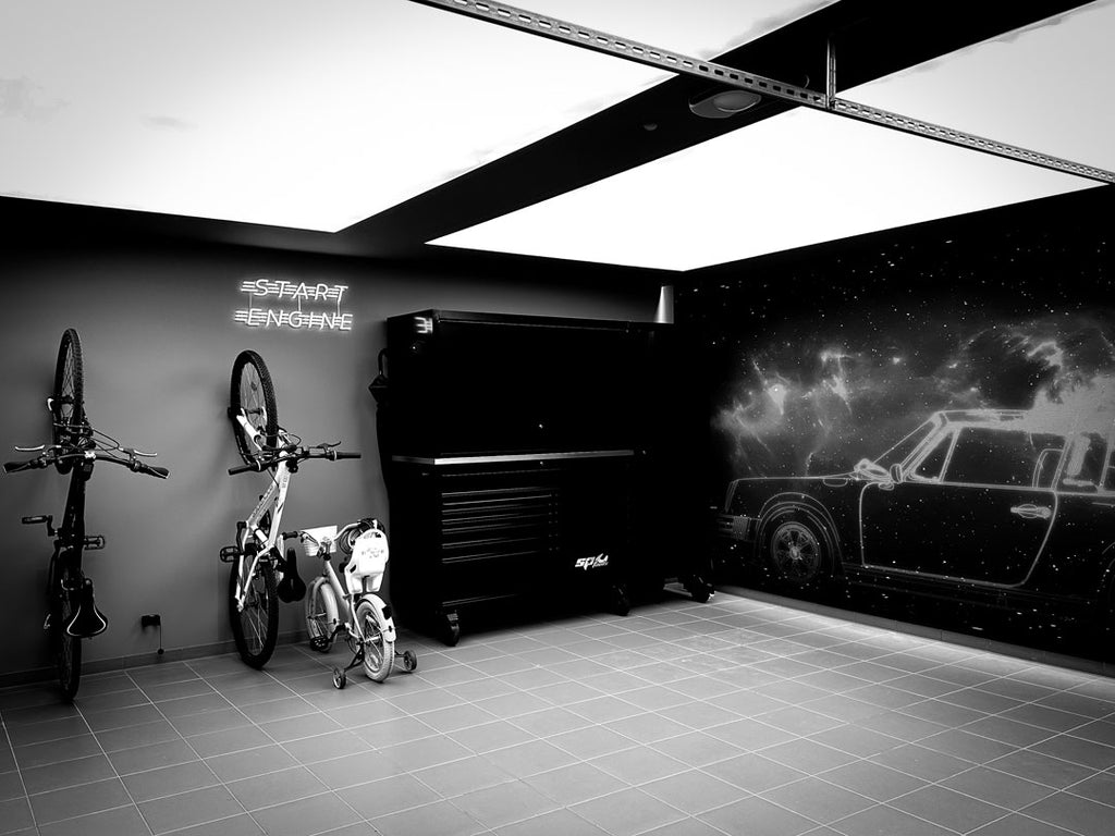 Aménagement et transformation d'un garage domestique et familial inspiré du bleu klein