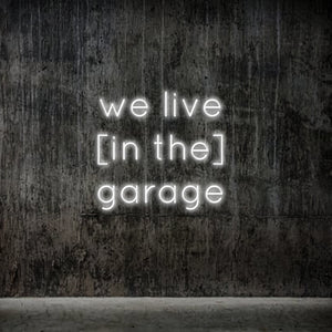 Ouvrir l&#39;image dans le diaporama, Néon lumineux déco blanc froid &quot;WE LIVE IN THE GARAGE&quot; par ONIRIC et La Maison du Néon
